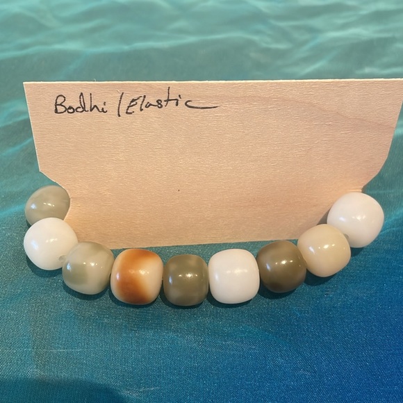 Handmade unique bodhi bead bracelet with fox of nine tails carved bead - Picture 3 of 6